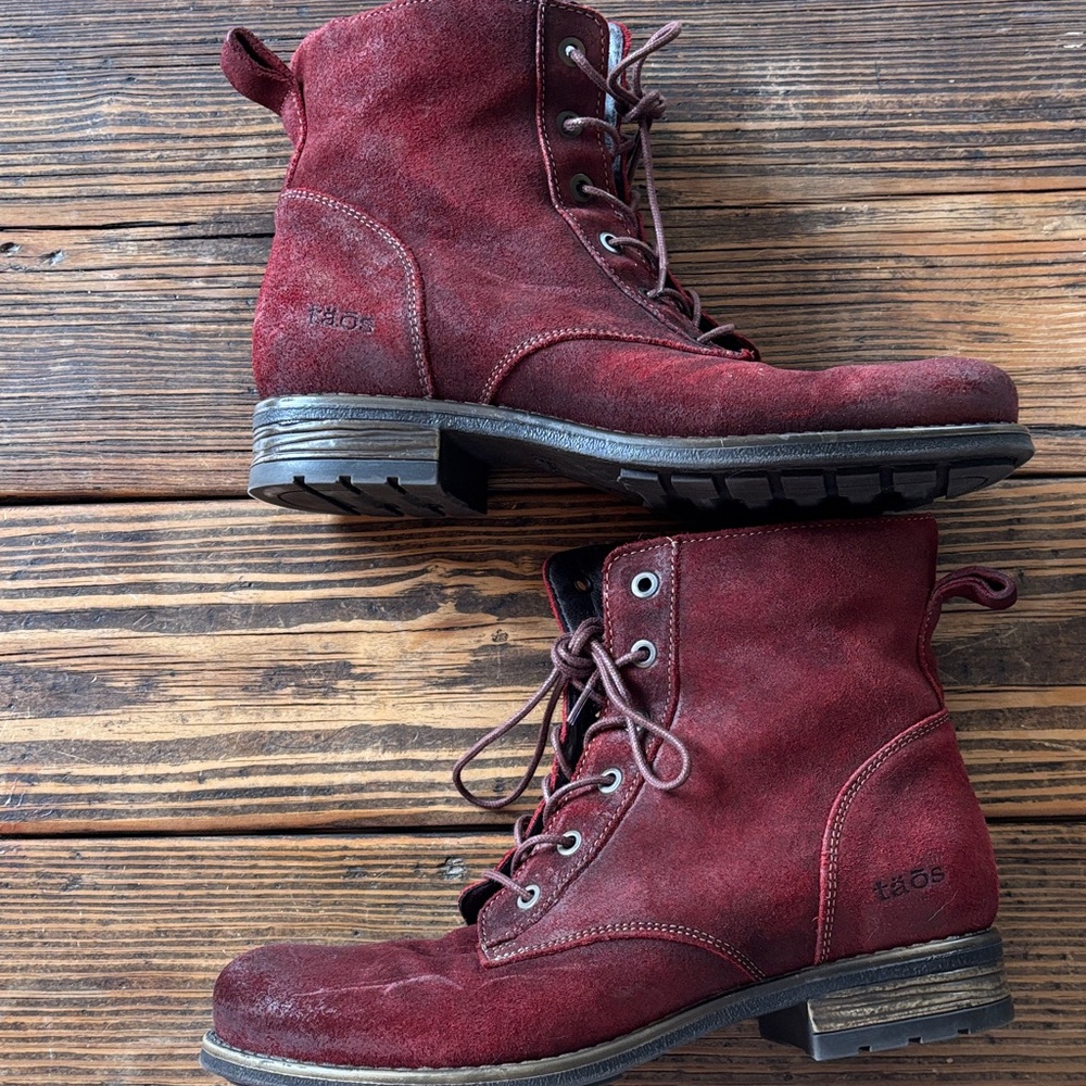 TAOS red boots 39